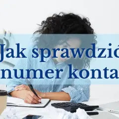 Kobieta pisze w notatniku, na biurku leży kalkulator i kubek kawy. Tekst na zdjęciu: "Jak sprawdzić nr konta w mbanku?".