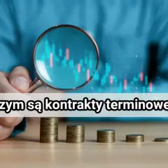 Dłoń z lupą analizuje wykres giełdowy, obok rosnące stosy monet. Poznaj sekrety kontraktów terminowych.