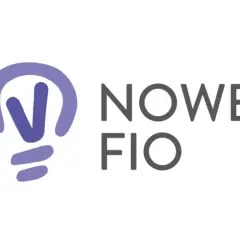 Logo z żarówką i napisem "NOWE FIO". Dowiedz się, czym jest fundusz inwestycyjny otwarty (FIO) i jak działa.