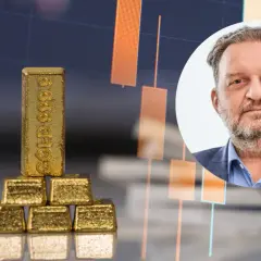 Sztabki złota na tle wykresu giełdowego i portret mężczyzny. Czy opłaca się inwestować w złoto?