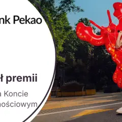 Bank Pekao: 2700 zł premii i 5,7% na Koncie Oszczędnościowym. Mężczyzna z dmuchanym homarem.