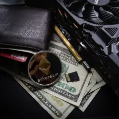 Portfel, karta Visa, moneta Ethereum, banknoty 100 USD i karta graficzna. To wszystko może być związane z tym, co to jest airdrop kryptowaluty.