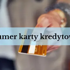 Dłoń trzyma kartę, na której widnieje napis "Numer karty kredytowej".