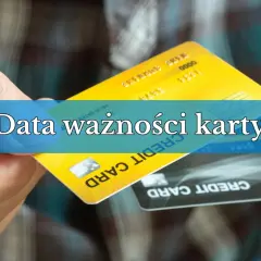 Dwie karty płatnicze, jedna żółta, druga czarna, w dłoniach. Na żółtej karcie widoczny napis "Data ważności karty".
