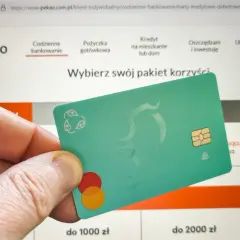 Dłoń trzyma zieloną kartę z logo Mastercard. Na ekranie komputera widać stronę banku Pekao, gdzie można dowiedzieć się, jak aktywować kartę Pekao przez internet.