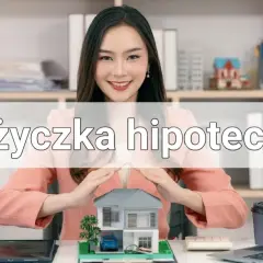 Kobieta chroni model domu, symbolizując bezpieczeństwo i marzenia o własnym lokum. Rozważ pożyczkę hipoteczną, by je zrealizować.