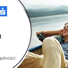 Erste Bank: 1900 zł premii i 4,5% dla oszczędności. Mężczyzna odpoczywa na łodzi, ciesząc się spokojem.