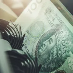 Zastanawiasz się, jak zamienić obligacje skarbowe na gotówkę? Na zdjęciu polskie banknoty 100 zł.
