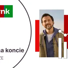mBank oferuje 5,5% na koncie oszczędnościowym z IKE/IKZE. Uśmiechnięty mężczyzna na tle wykresów symbolizuje wzrost Twoich oszczędności.