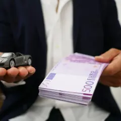 Model samochodu i stos banknotów 500 euro symbolizują cesję leasingu.