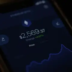 Na ekranie telefonu widać wykres i kwotę 2569,37 USD. Czy kryptowaluty są legalne? To pytanie nurtuje wielu inwestorów.