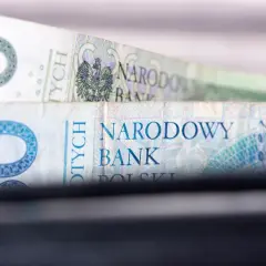 Polskie banknoty, w tym 100 zł, leżą obok siebie. Zastanawiasz się, gdzie w bilansie znaleźć obligacje?