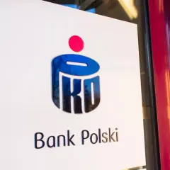 Logo PKO Banku Polskiego. Czekamy, kiedy PKO BP podniesie oprocentowanie lokat, by nasze oszczędności rosły szybciej.