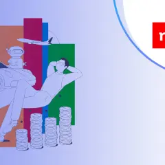 Zrelaksowany mężczyzna z mBank lokata na nowe środki, obok samochód, robot i samolot.