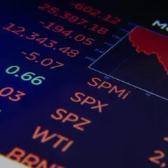 Wykres giełdowy z danymi, w tym wskaźnik rentowności kapitału własnego. Czerwona linia pokazuje spadki.