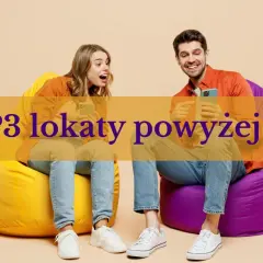 Para szuka najlepszych lokaty na telefonie, siedząc na pufach. TOP3 lokaty powyżej 6,7%.