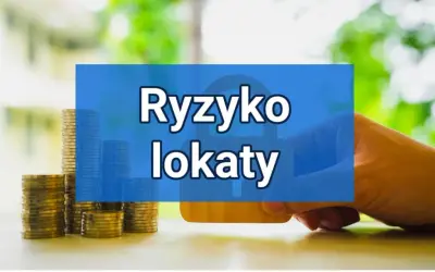 Stosy monet i dłoń trzymająca kartę, na niebieskim tle napis "Ryzyko lokaty".