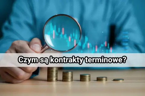 Dłoń z lupą analizuje wykres giełdowy, obok rosnące stosy monet. Poznaj sekrety kontraktów terminowych.