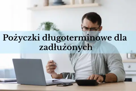 Mężczyzna z okularami analizuje dokumenty przy laptopie. Szuka pożyczki dla zadłużonych bez zdolności kredytowej online.
