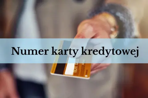 Dłoń trzyma kartę, na której widnieje napis "Numer karty kredytowej".