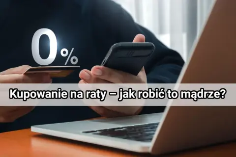 Raty 0% to świetna okazja! Ktoś trzyma kartę i telefon, planując mądre zakupy na raty.