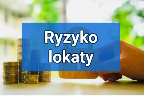 Stosy monet i dłoń trzymająca kartę, na niebieskim tle napis "Ryzyko lokaty".