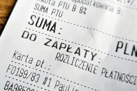 Fragment faktury uproszczonej z napisem "SUMA: DO ZAPŁATY". Widoczna kwota PTU i rozliczenie płatności kartą.