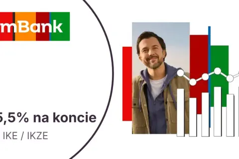 mBank oferuje 5,5% na koncie oszczędnościowym z IKE/IKZE. Uśmiechnięty mężczyzna na tle wykresów symbolizuje wzrost Twoich oszczędności.