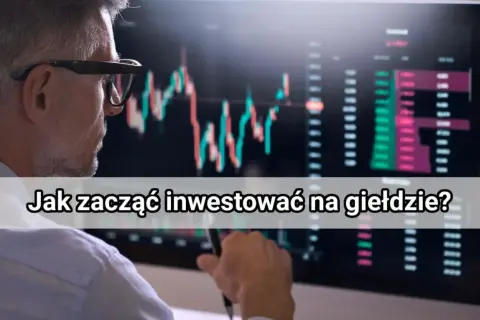 Mężczyzna w okularach analizuje wykresy na monitorze, ucząc się, jak działa giełda papierów wartościowych.