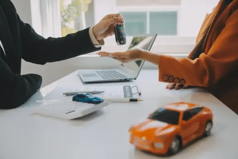 Przekazanie kluczyków do nowego auta. Sfinalizowany leasing samochodu dla osoby prywatnej.