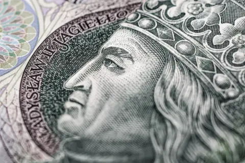 Portret Władysława Jagiełły z banknotu 500 zł. Król w koronie, z wąsami i długimi włosami. Limit ikze 2026.