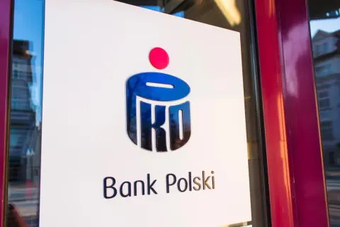 Logo PKO Banku Polskiego. Czekamy, kiedy PKO BP podniesie oprocentowanie lokat, by nasze oszczędności rosły szybciej.