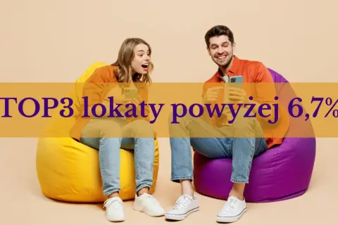 Para szuka najlepszych lokaty na telefonie, siedząc na pufach. TOP3 lokaty powyżej 6,7%.