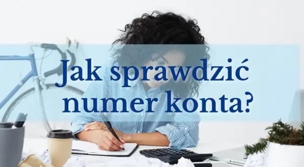 Kobieta pisze w notatniku, na biurku leży kalkulator i kubek kawy. Tekst na zdjęciu: "Jak sprawdzić nr konta w mbanku?".