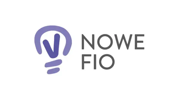 Logo z żarówką i napisem "NOWE FIO". Dowiedz się, czym jest fundusz inwestycyjny otwarty (FIO) i jak działa.
