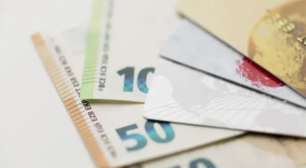 Euro banknoty 10 i 50 oraz karty płatnicze. Czy to zapowiedź upadłości cinkciarza?