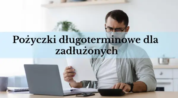 Mężczyzna z okularami analizuje dokumenty przy laptopie. Szuka pożyczki dla zadłużonych bez zdolności kredytowej online.