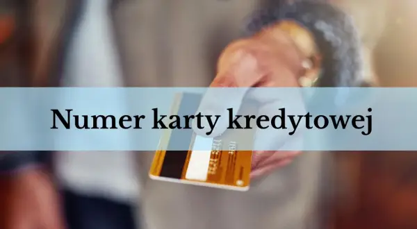 Dłoń trzyma kartę, na której widnieje napis "Numer karty kredytowej".