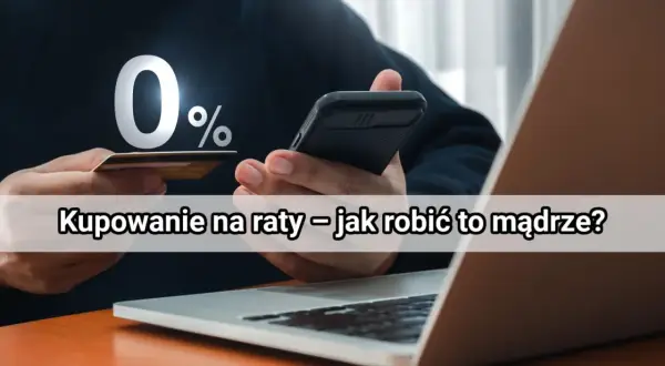 Raty 0% to świetna okazja! Ktoś trzyma kartę i telefon, planując mądre zakupy na raty.