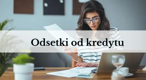 Kobieta analizuje dokumenty, zastanawiając się, oprocentowanie kredytu w skali roku co to znaczy.