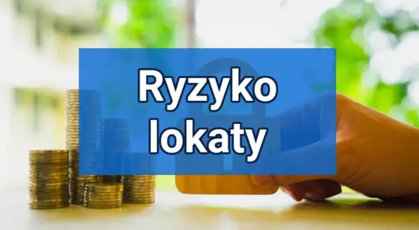 Stosy monet i dłoń trzymająca kartę, na niebieskim tle napis "Ryzyko lokaty".