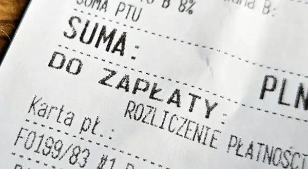 Fragment faktury uproszczonej z napisem "SUMA: DO ZAPŁATY". Widoczna kwota PTU i rozliczenie płatności kartą.