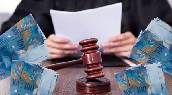 Sędzia z dokumentami, młotek i stosy banknotów 100 franków szwajcarskich. Sprawa dotycząca kredytów frankowych.
