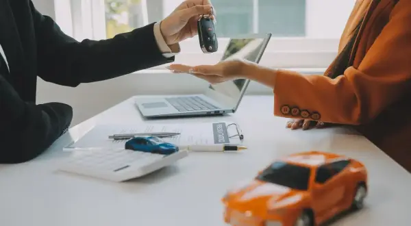 Przekazanie kluczyków do nowego auta. Sfinalizowany leasing samochodu dla osoby prywatnej.
