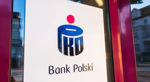 Logo PKO Banku Polskiego. Czekamy, kiedy PKO BP podniesie oprocentowanie lokat, by nasze oszczędności rosły szybciej.