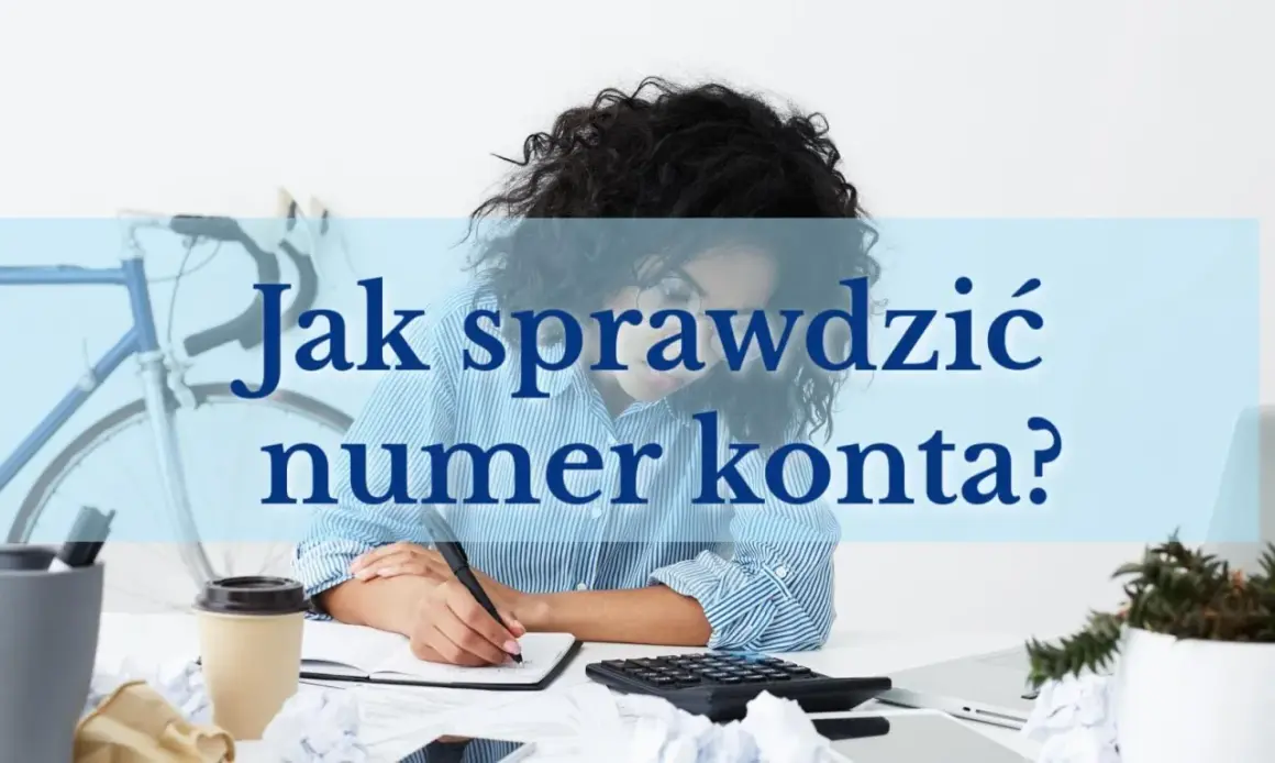 Kobieta pisze w notatniku, na biurku leży kalkulator i kubek kawy. Tekst na zdjęciu: "Jak sprawdzić nr konta w mbanku?".
