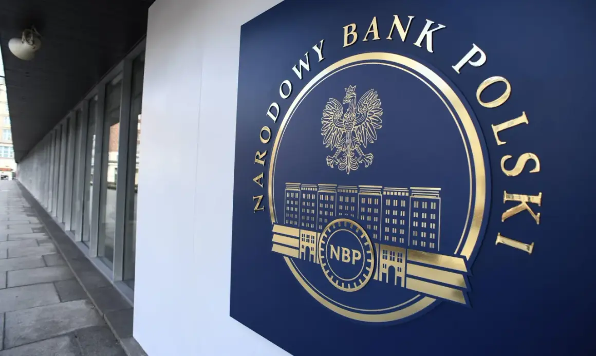 Złote godło i napis "NARODOWY BANK POLSKI" na granatowej tablicy, symbolizujące stabilność finansową kraju.