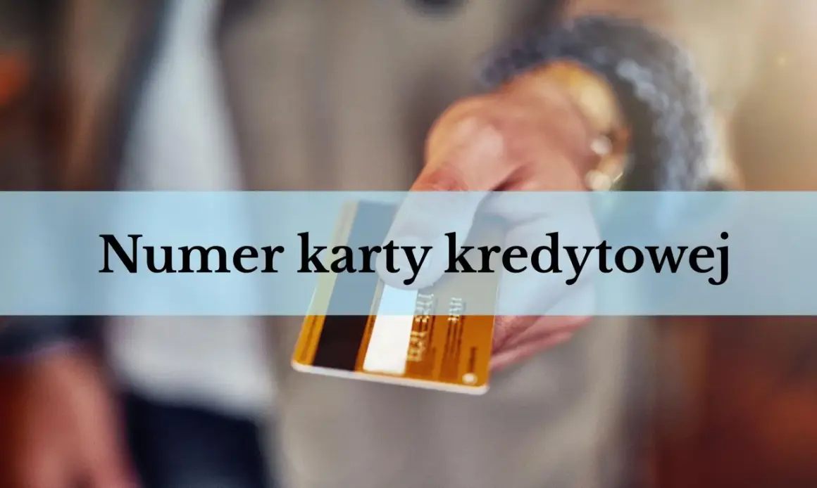 Dłoń trzyma kartę, na której widnieje napis "Numer karty kredytowej".