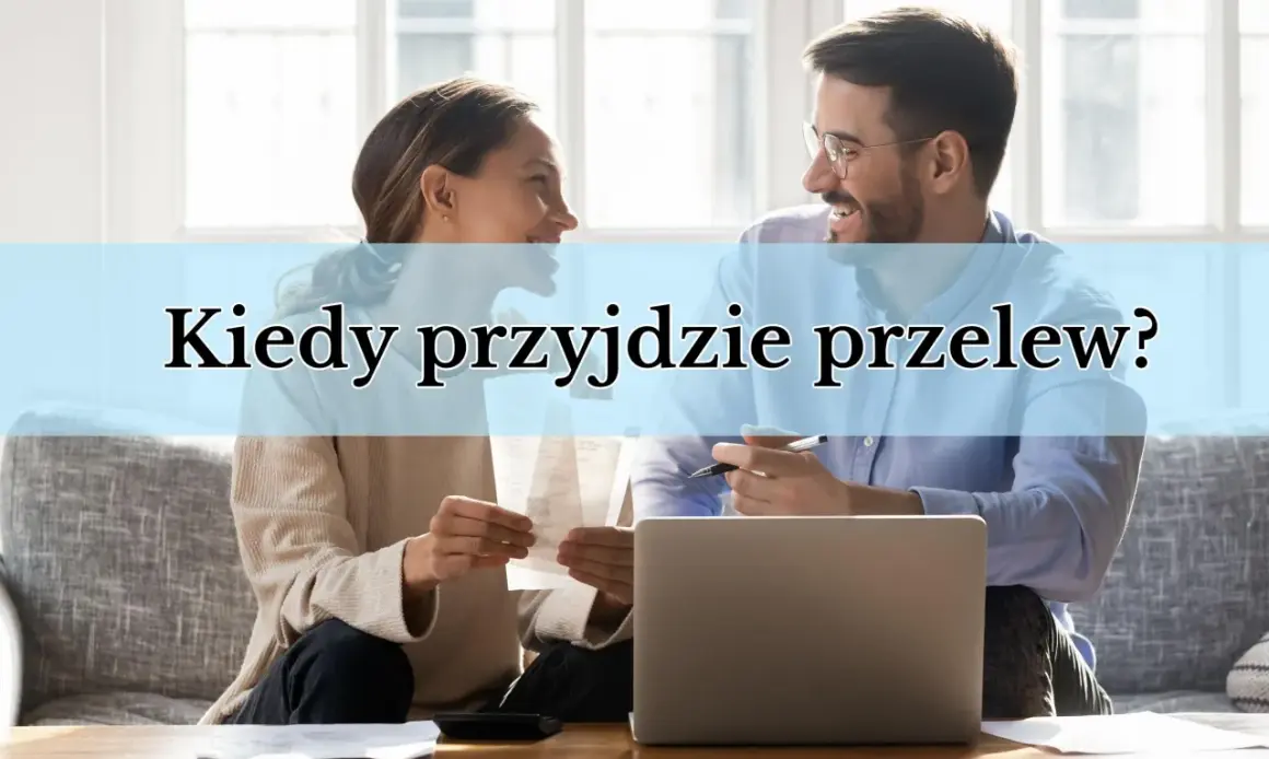 Para analizować księgowanie Santander, para sprawdza rachunki i laptopa, zastanawiając się, kiedy przyjdzie przelew.