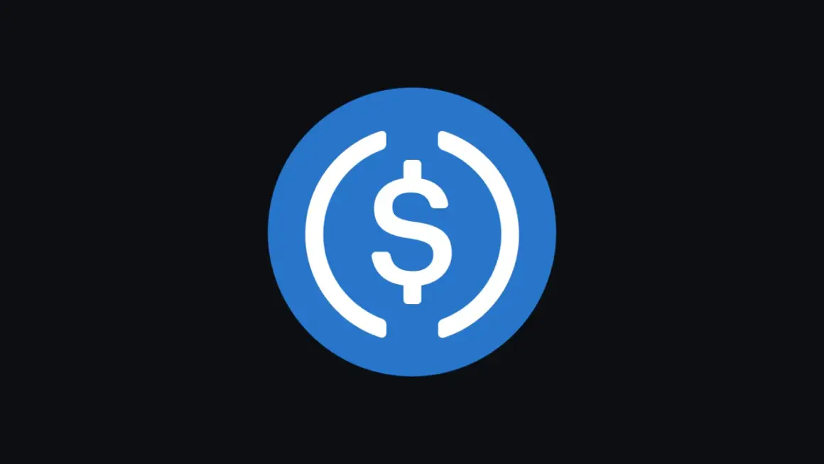 Symbol dolara w niebieskim okręgu. To wizualizacja stablecoin, co to jest i jak działa.